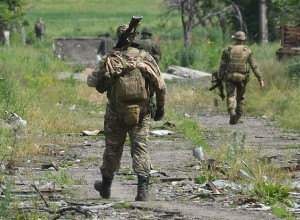 Военные без бронежилетов вынесли слепую женщину из-под обстрелов